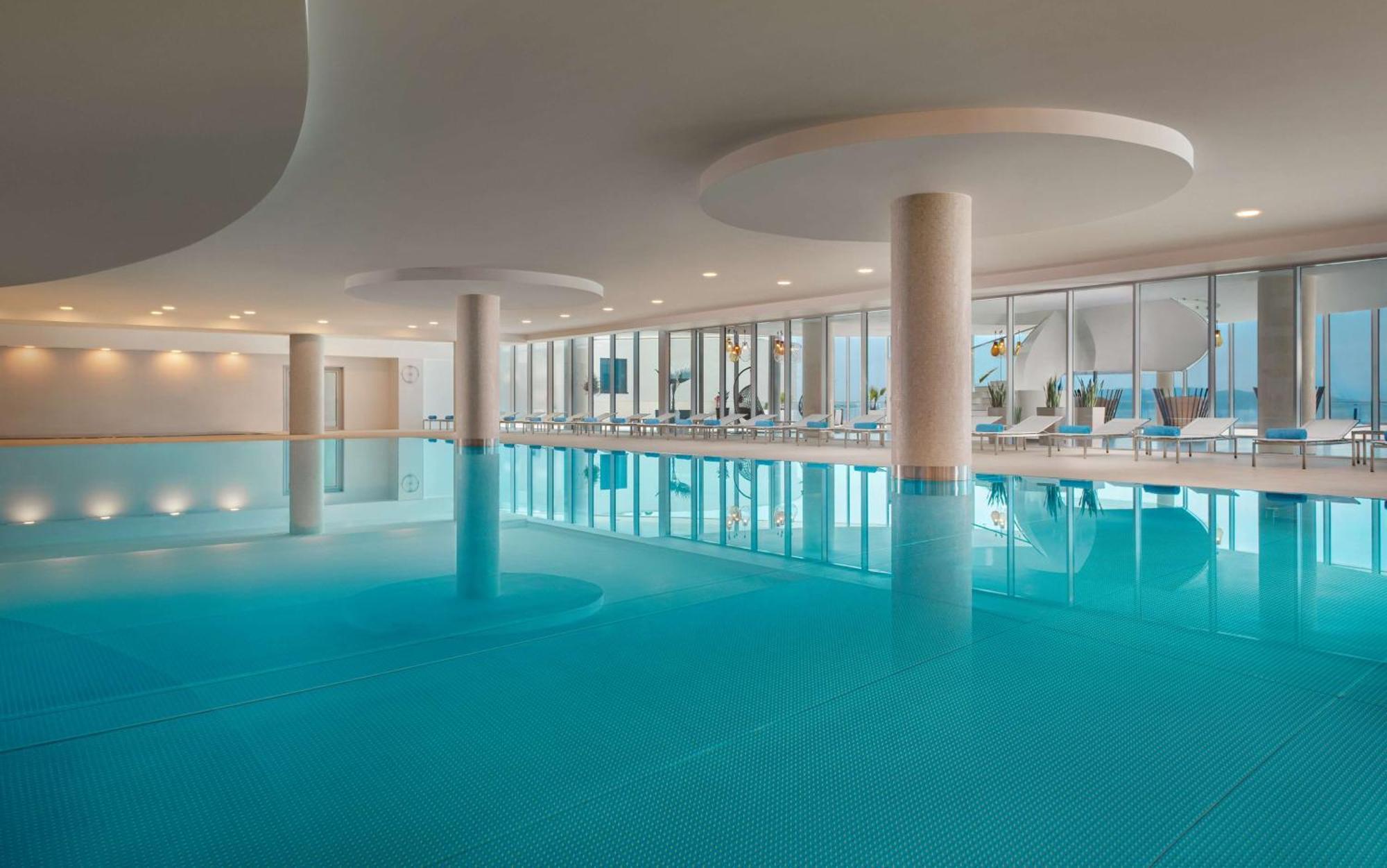 Hilton Rijeka Costabella Beach Resort And Spa Dış mekan fotoğraf The swimming pool at the hotel
