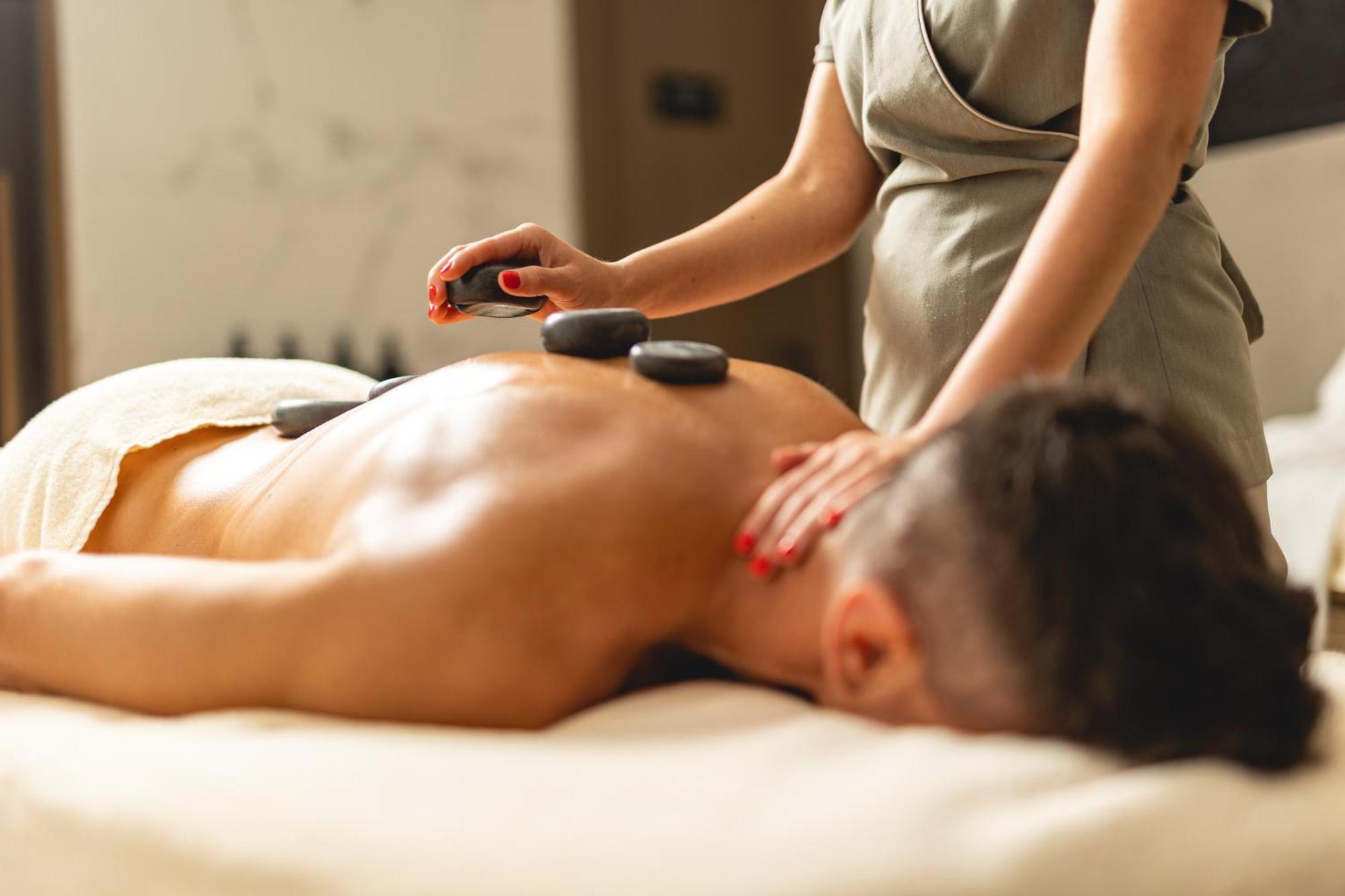 Hilton Rijeka Costabella Beach Resort And Spa Dış mekan fotoğraf Hot stone massage