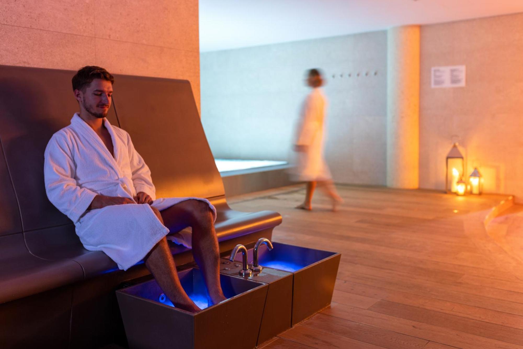 Hilton Rijeka Costabella Beach Resort And Spa Dış mekan fotoğraf A foot bath