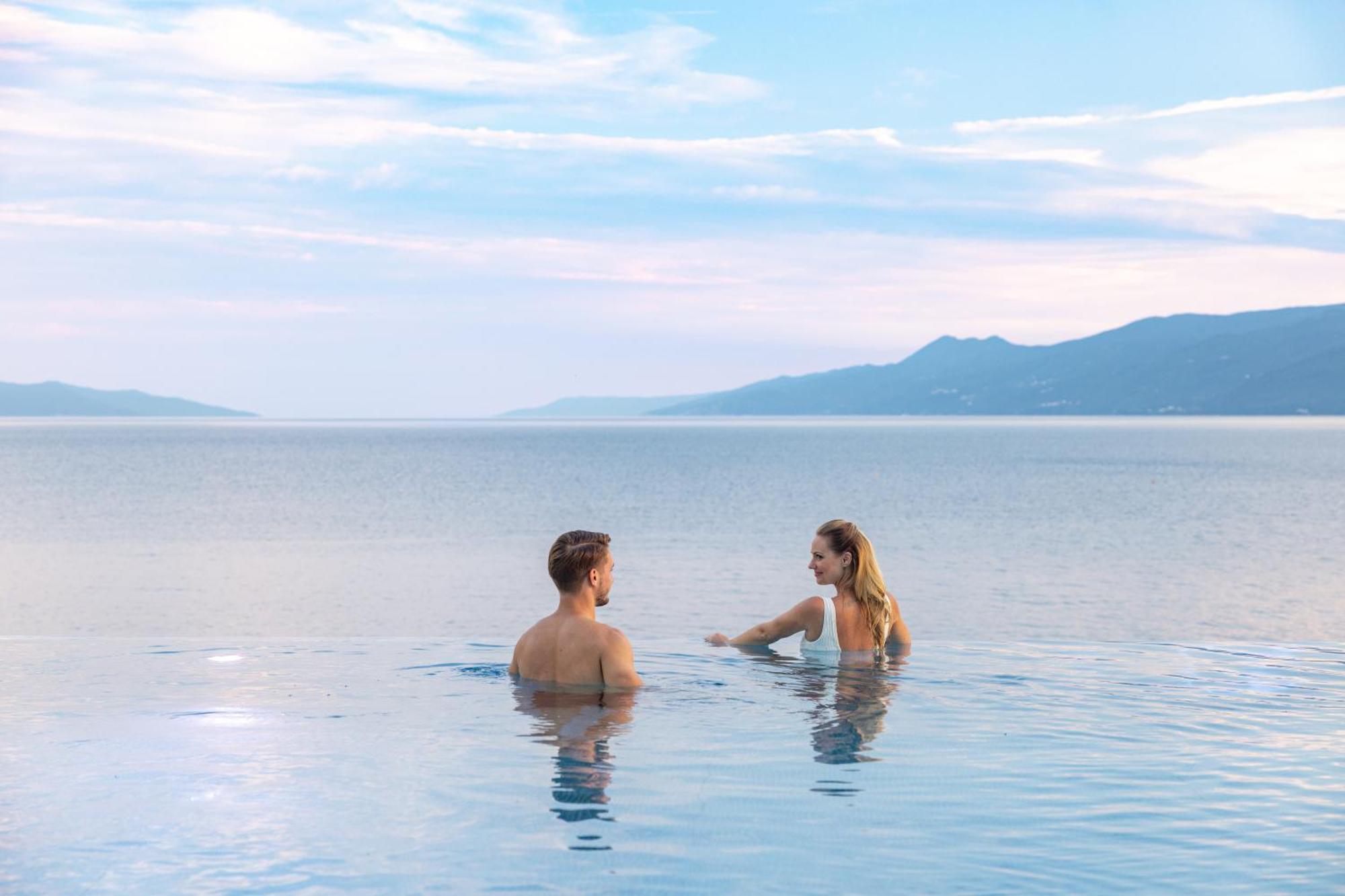 Hilton Rijeka Costabella Beach Resort And Spa Dış mekan fotoğraf Bathing in the Dead Sea
