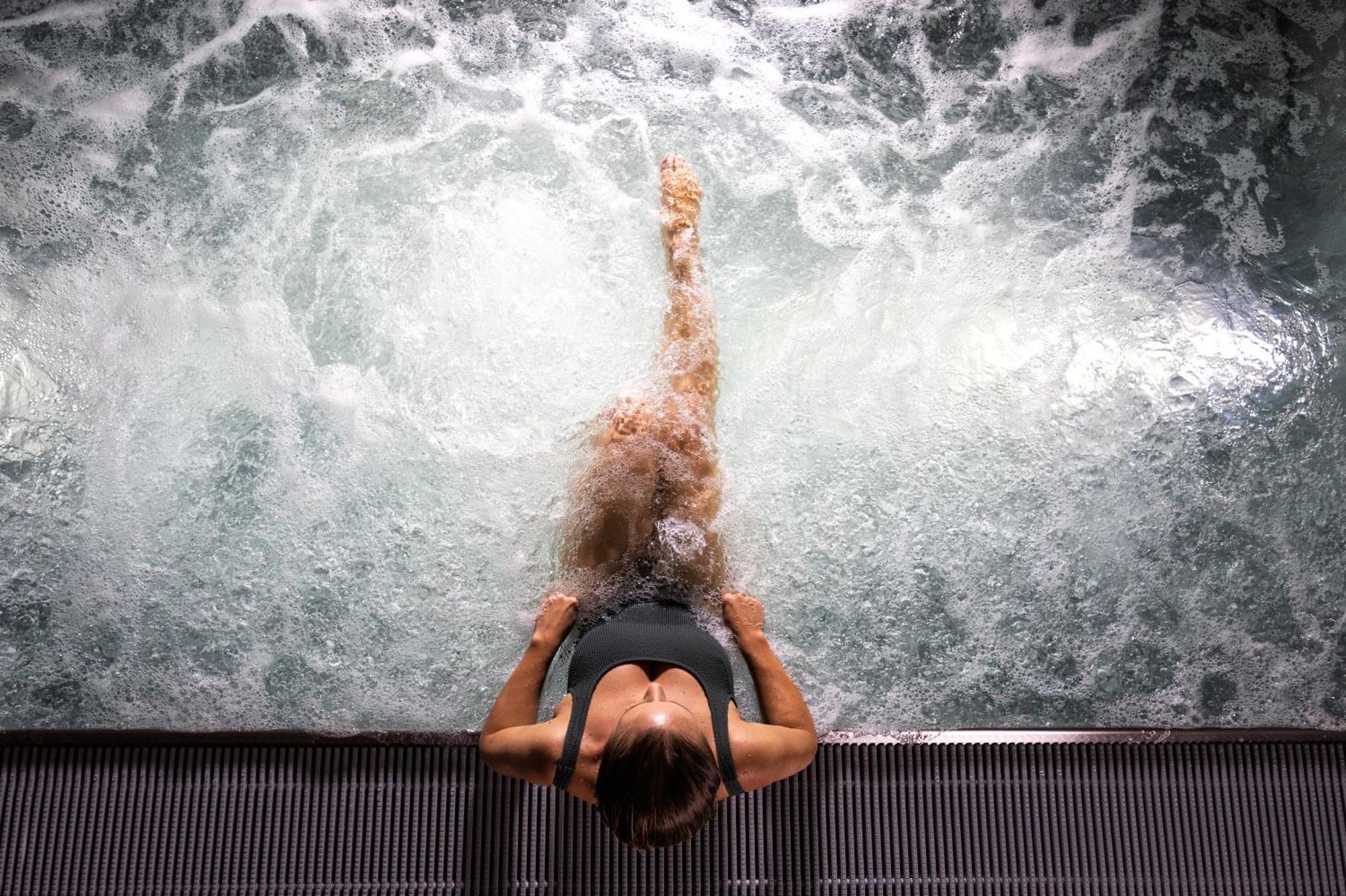 Hilton Rijeka Costabella Beach Resort And Spa Dış mekan fotoğraf A woman in a whirlpool