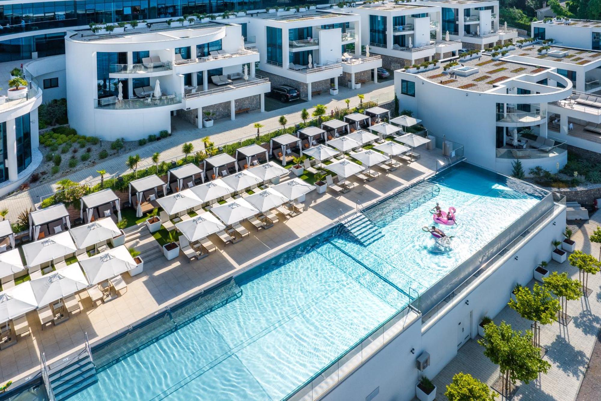 Hilton Rijeka Costabella Beach Resort And Spa Dış mekan fotoğraf The hotel's rooftop pool