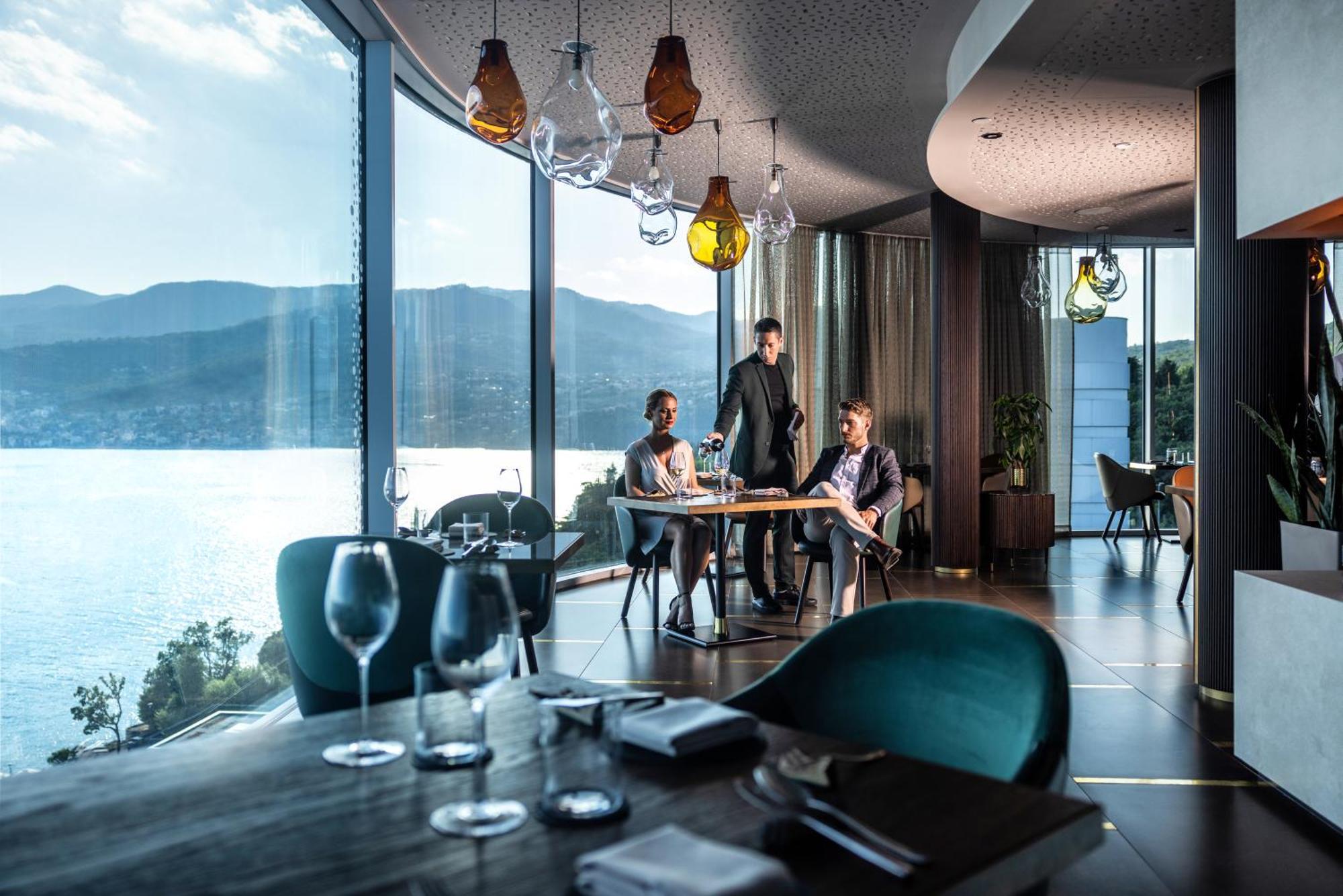 Hilton Rijeka Costabella Beach Resort And Spa Dış mekan fotoğraf Restaurant 1705