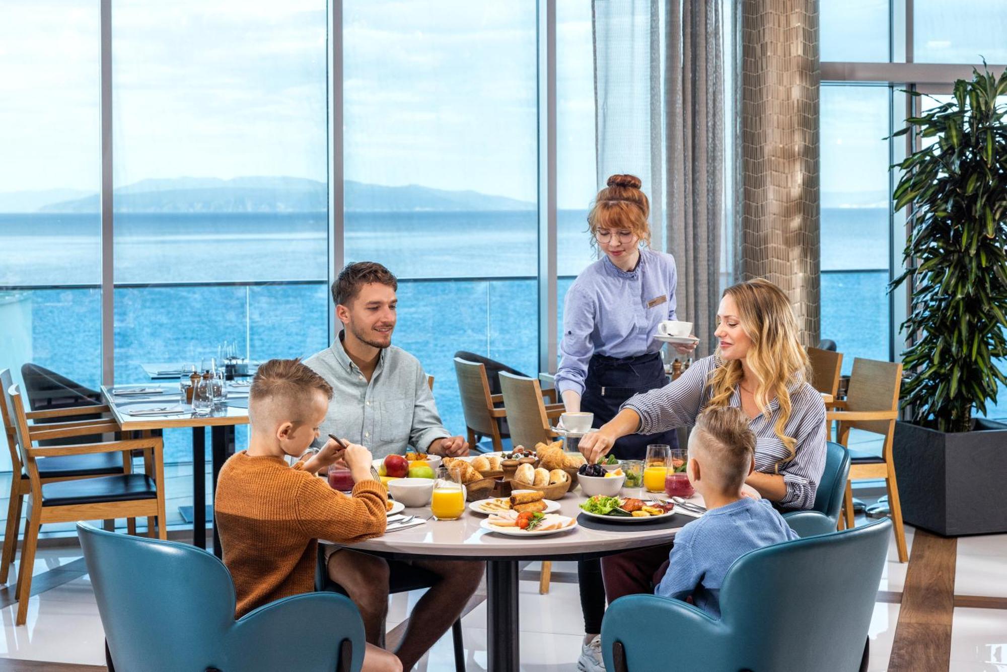 Hilton Rijeka Costabella Beach Resort And Spa Dış mekan fotoğraf Family dining at the airport