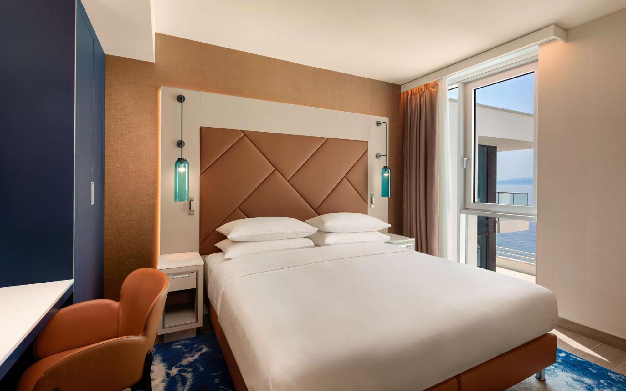 Hilton Rijeka Costabella Beach Resort And Spa Dış mekan fotoğraf A bedroom at the hotel
