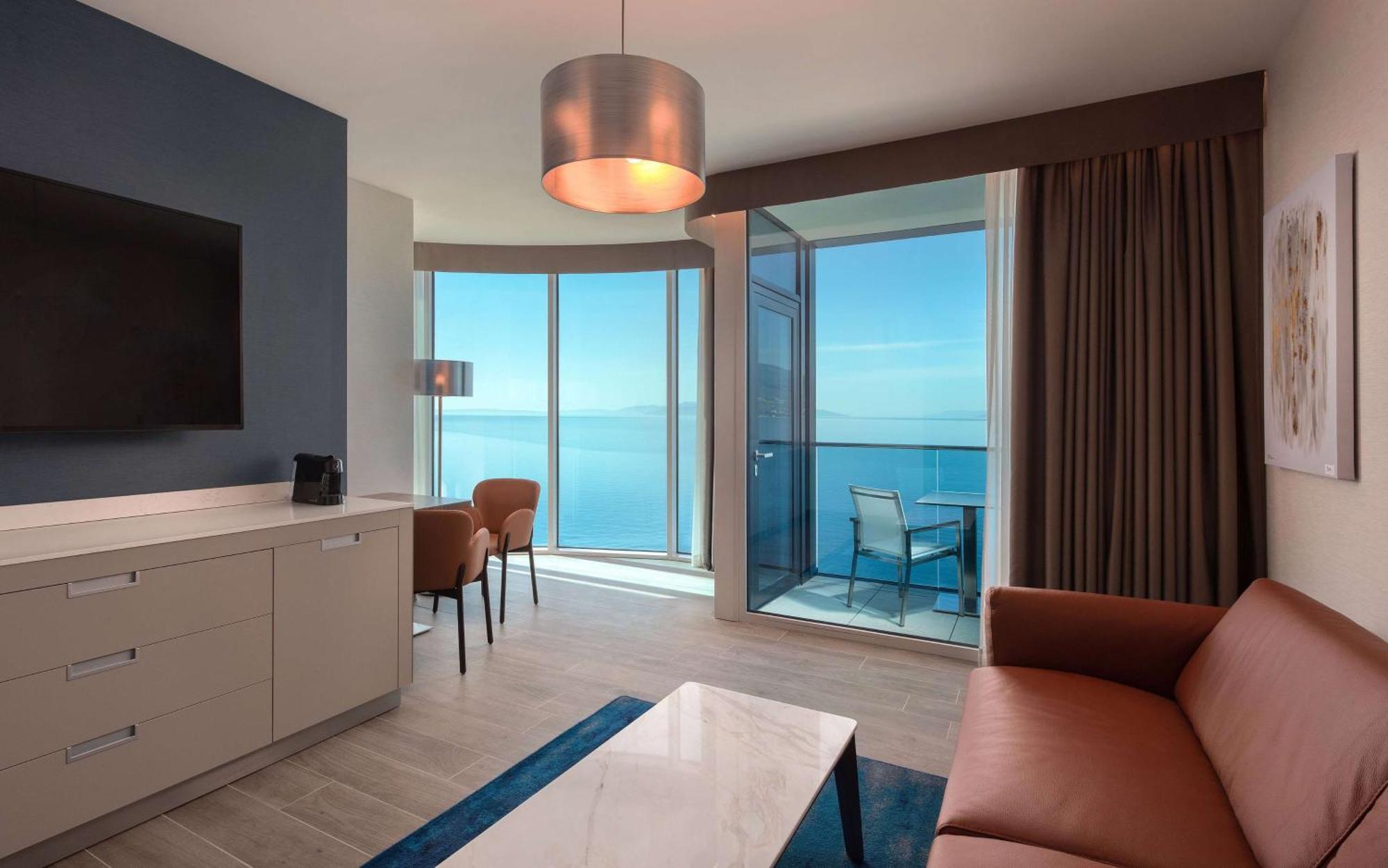 Hilton Rijeka Costabella Beach Resort And Spa Dış mekan fotoğraf A suite at the Hilton London West End
