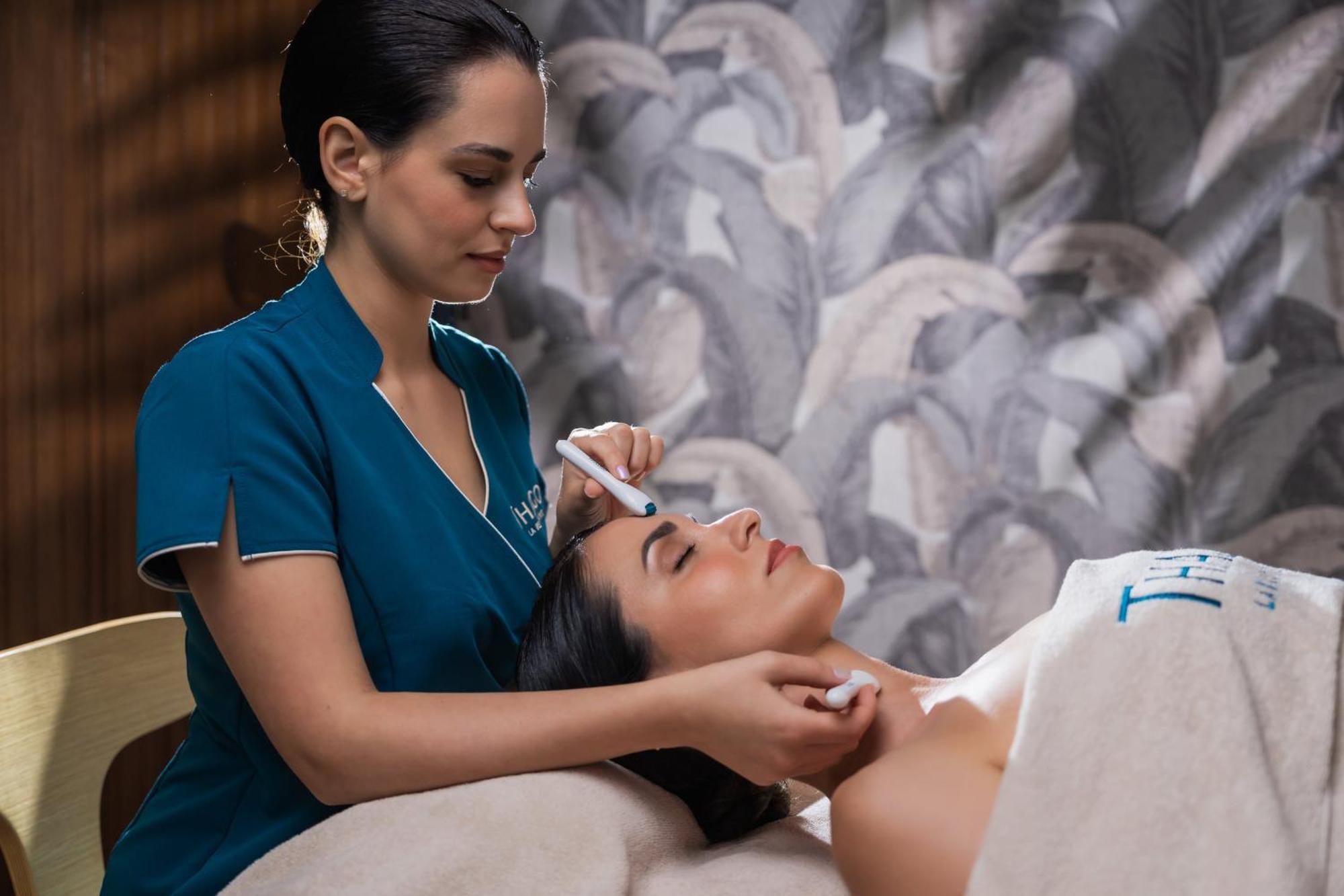 Hilton Rijeka Costabella Beach Resort And Spa Dış mekan fotoğraf A woman receiving a facial treatment